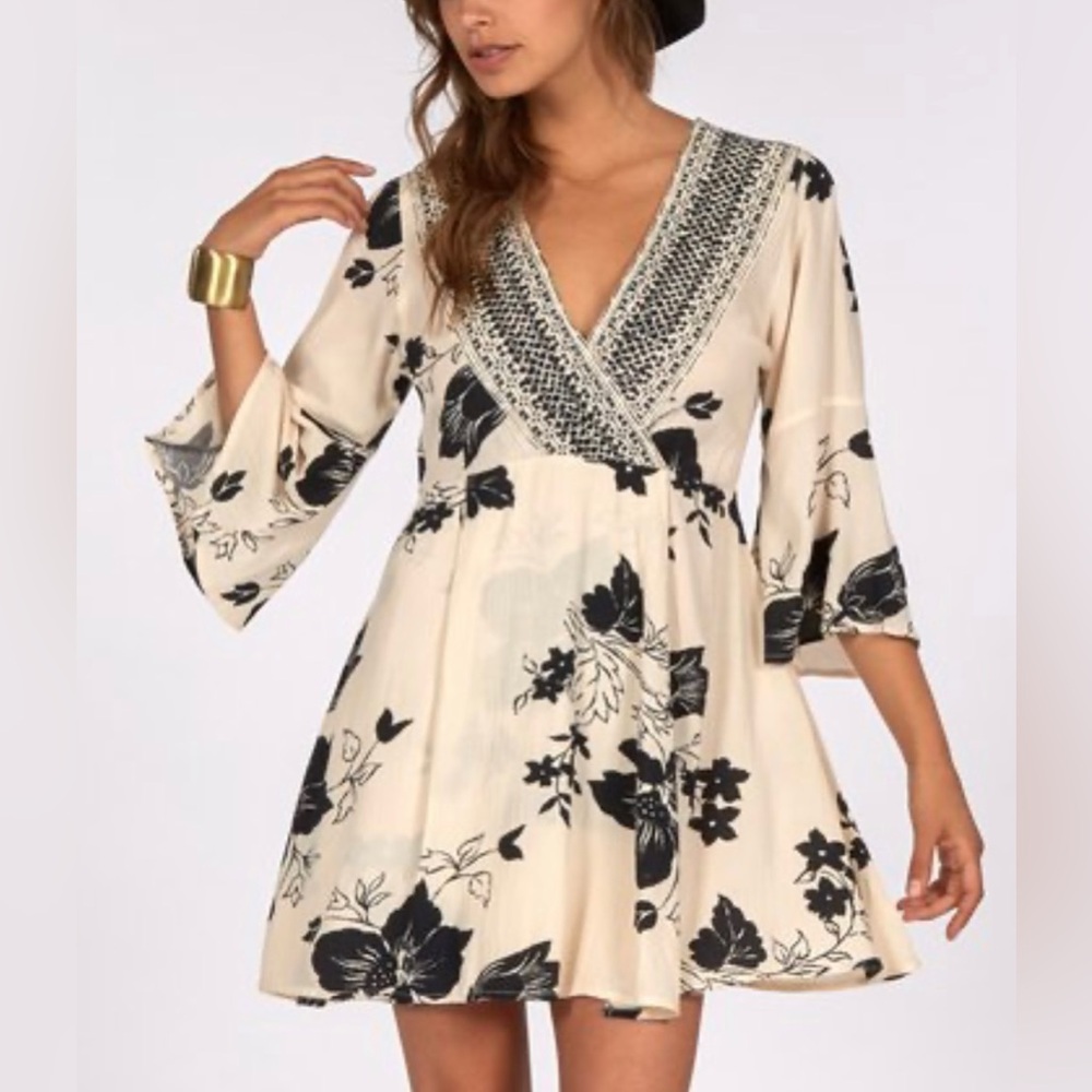 Women’s Billabong Divine Dress, Ivory and Black, Floral Print
Size Small
